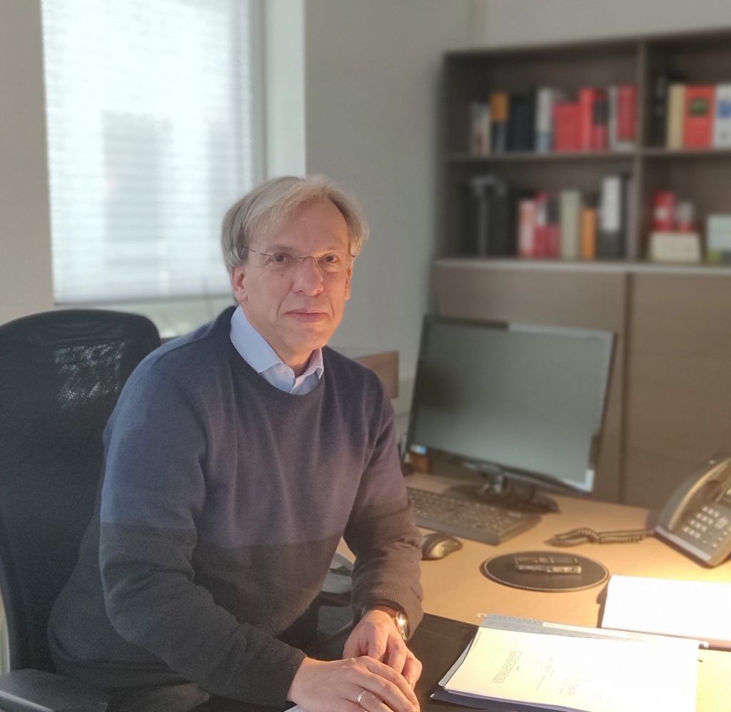 Rechtsanwalt Jürgen Hönig in seiner Kanzlei